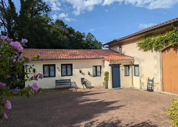 בית נופש Belle, Piscine Privee, Vue Sur La Campagne Nonac